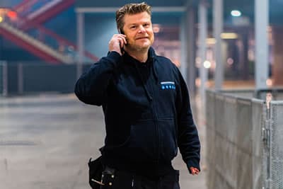 De eigenaar van StageFreaks, telefonerend op een evenemententerrein
