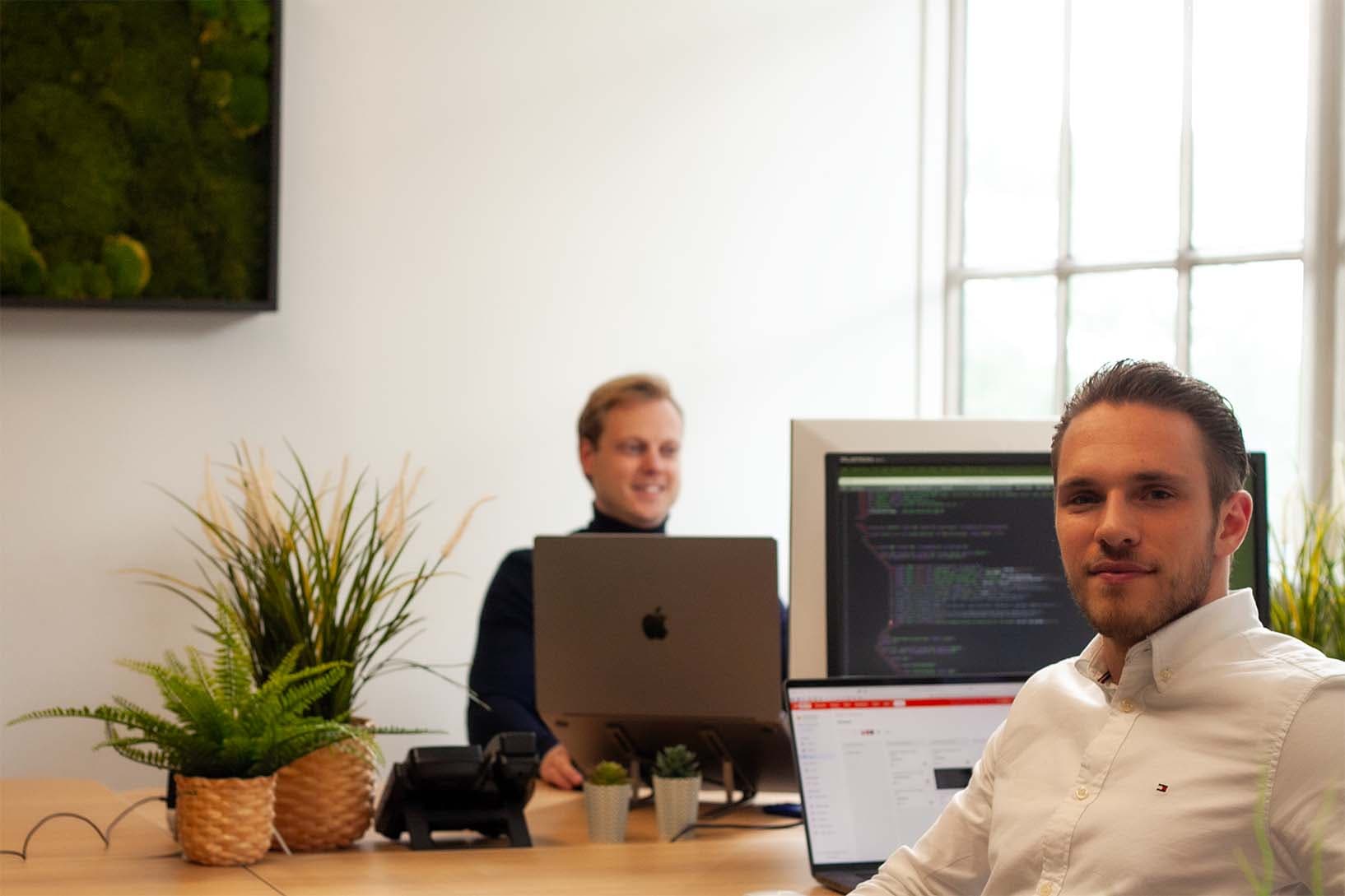 Valentijn en Rutger aan het bureau